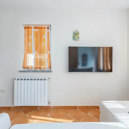 Apartment Cerin With Pool *