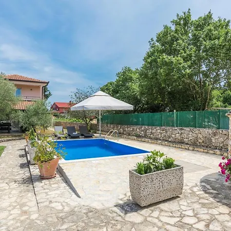 شقة Cerin With Pool